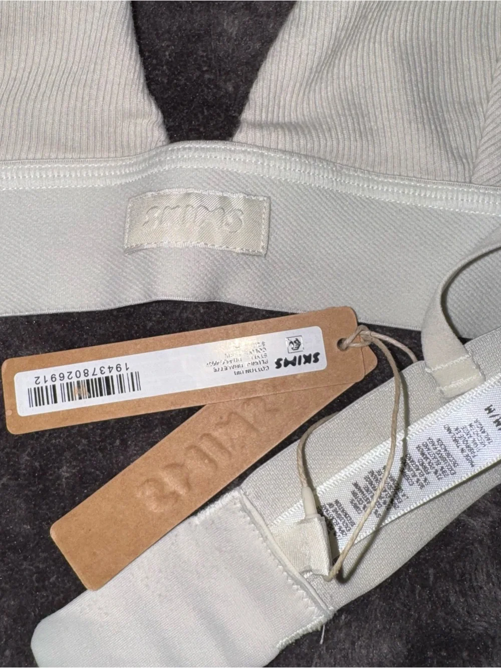 SKIMS New w Tags Women's Cream V-Neck Bra Bralette size Medium